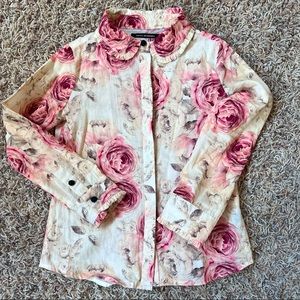 Cute button down blouse.